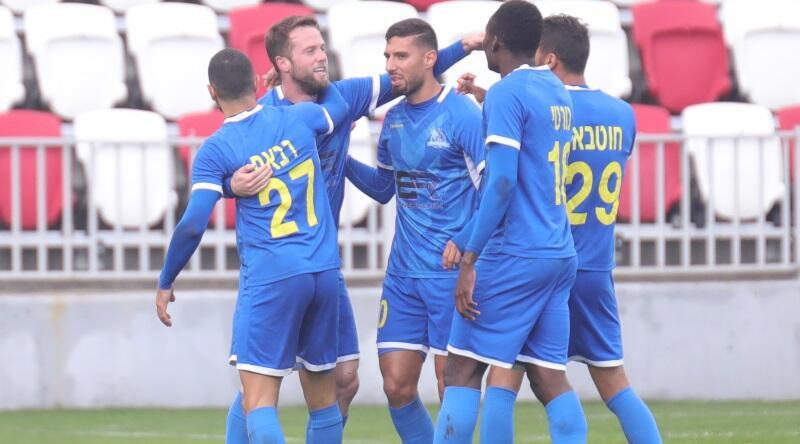 שחקני בני ריינה חוגגים (עמרי שטיין) שחקני בני ריינה חוגגים