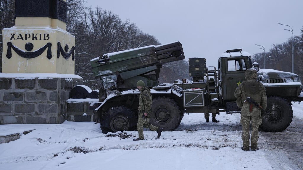 Ukrainian forces outside Kharkiv on Friday (Photo: AFP) כוחות צבא אוקראינה בפאתי חרקוב