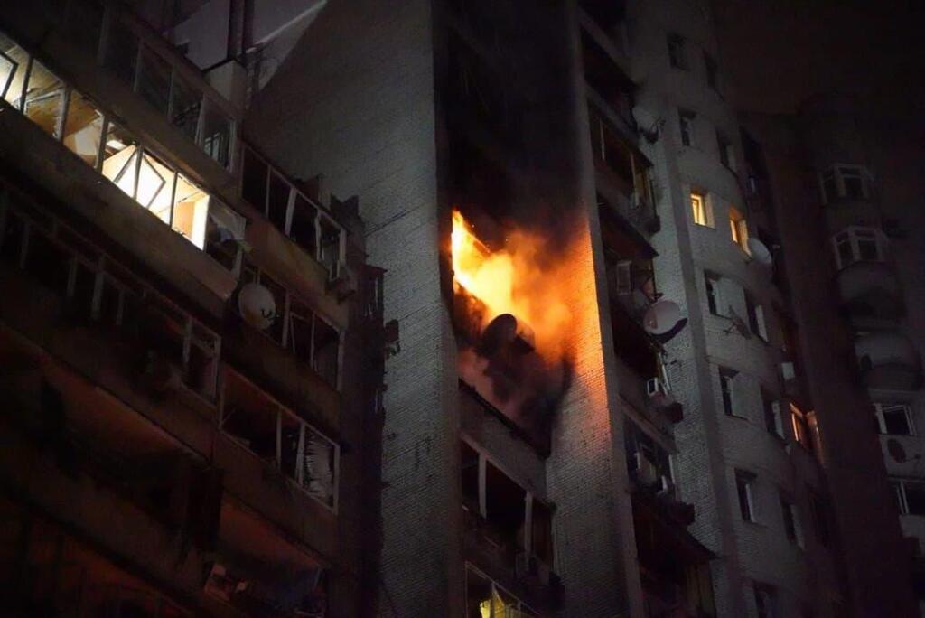 בניינים עלו באש קייב אוקראינה מתקפת טילים של רוסיה משבר