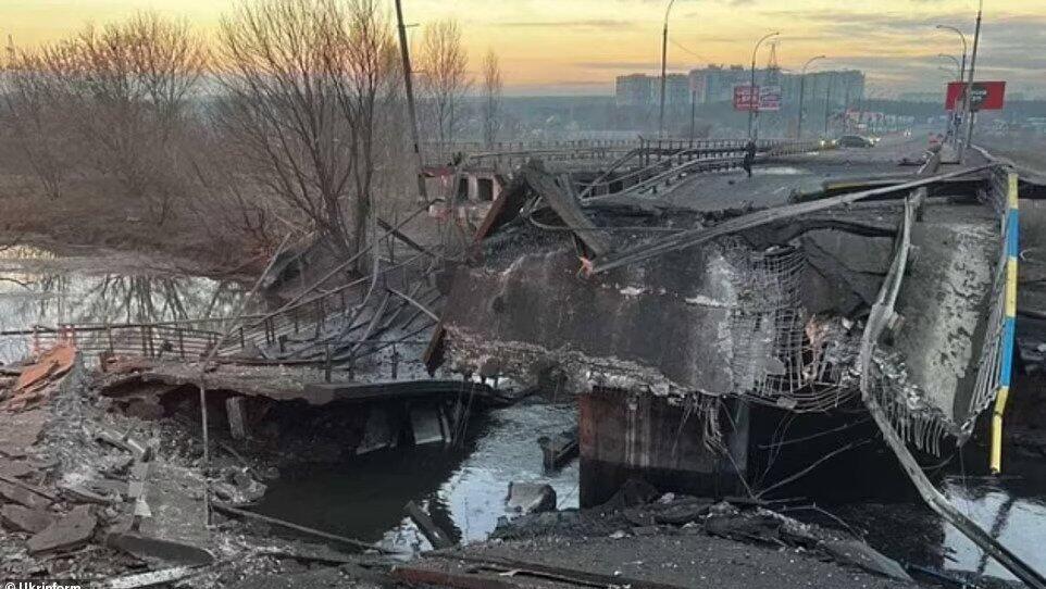 גשר באזור חרסון אוקראינה שפוצץ על ידי החייל האוקראיני ויטאלי שאקון כדי לעצור את התקדמות כוחות רוסיה