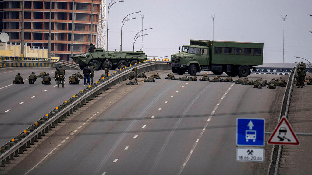 Ukrainian soldiers take position on a bridge inside the city of Kyiv (Photo: AP) Ukrainian soldiers take position on a bridge inside the city of Kyiv