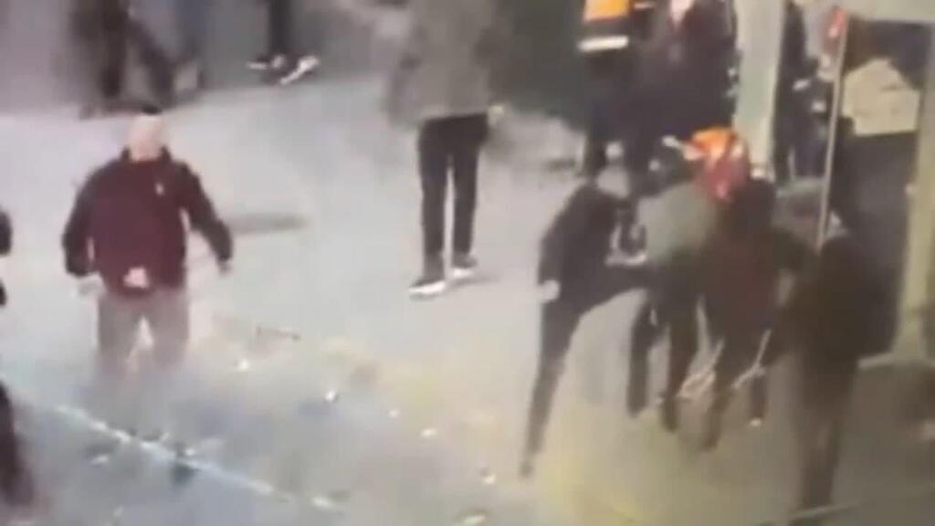 מתוך תיעוד התקיפה קטין משייח' ג'ראח תוקף יהודי במהלך הפרת סדר במקום