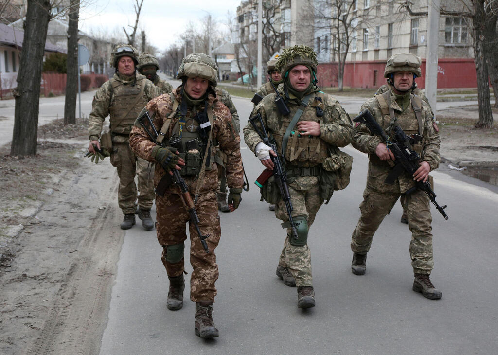 דונצק חיילים אוקראינים מסיירים מפטרלים ברחוב משבר אוקראינה רוסיה מלחמה 