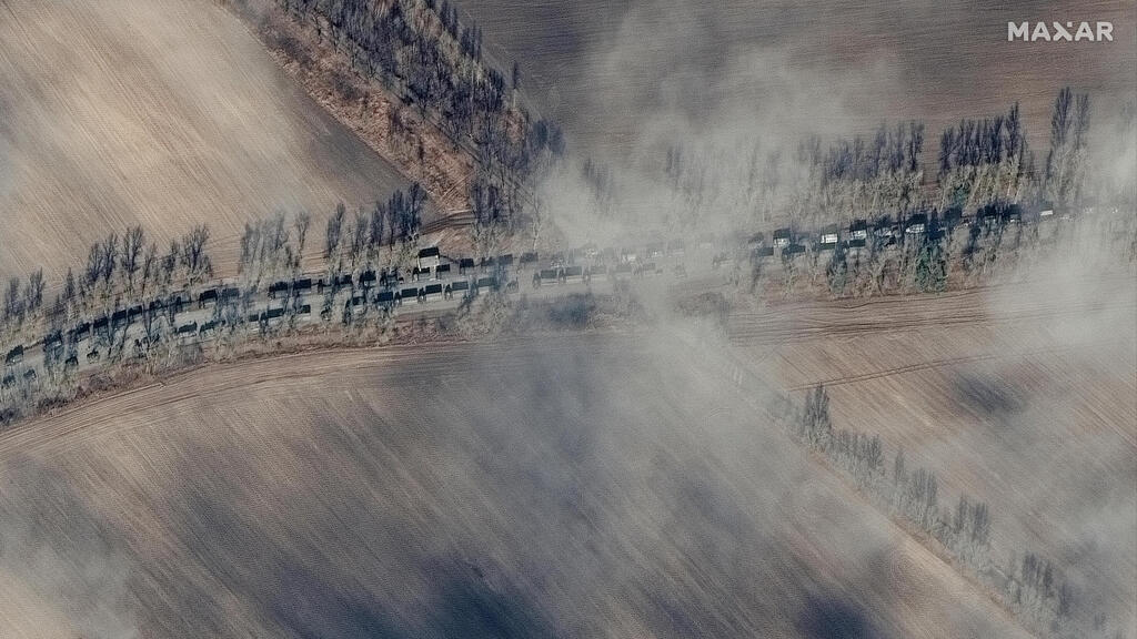 תמונות לוויין שמציגות שיירה של כלי רכב של צבא רוסיה בדרך ל קייב אוקראינה באזור העירה איבאנקיב במרחק של כ-65 ק"מ מקייב