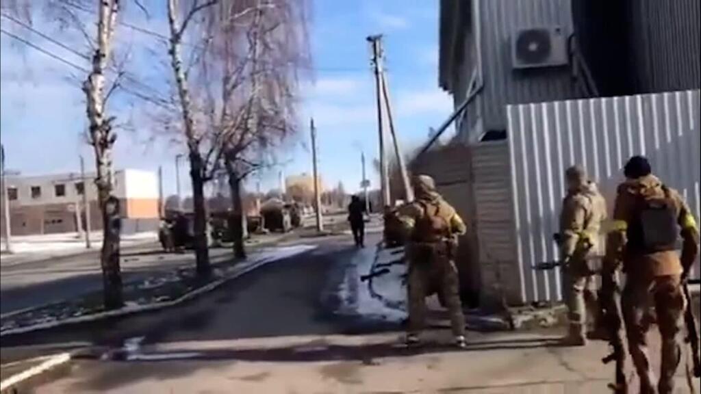 Ukrainian fighting Russian invasion forces on the streets of Kharkov on Sunday (Photo: Twitter) קרבות ברחובות אוקראינה