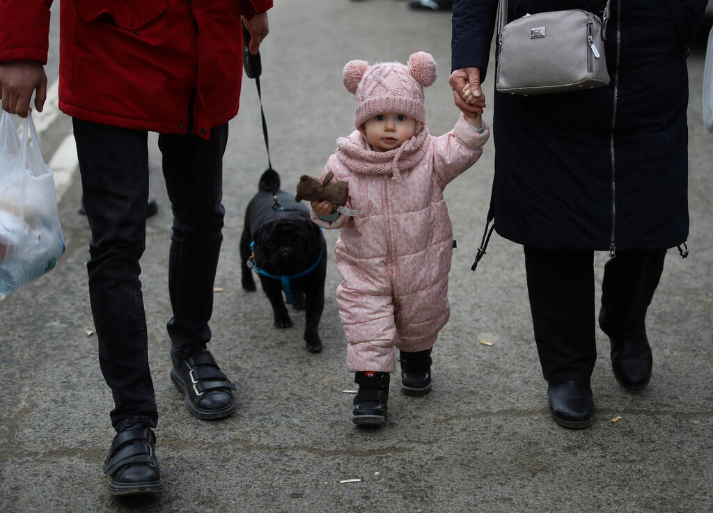 פולין פליטים אוקראינים חוצים את הגבול מ אוקראינה רוסיה מלחמה משבר 