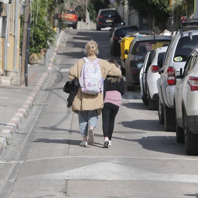 צועדות לעבר השקיעה