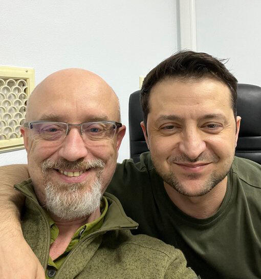 רזניקוב וזלנסקי מצטלמים מחויכים לסלפי, ימים אחדים לאחר הפלישה הרוסית לפני כמעט שנה (מתוך טוויטר) ציוץ של אולכסיי רזניקוב וולודימיר זלנסקי במהלך הלחימה