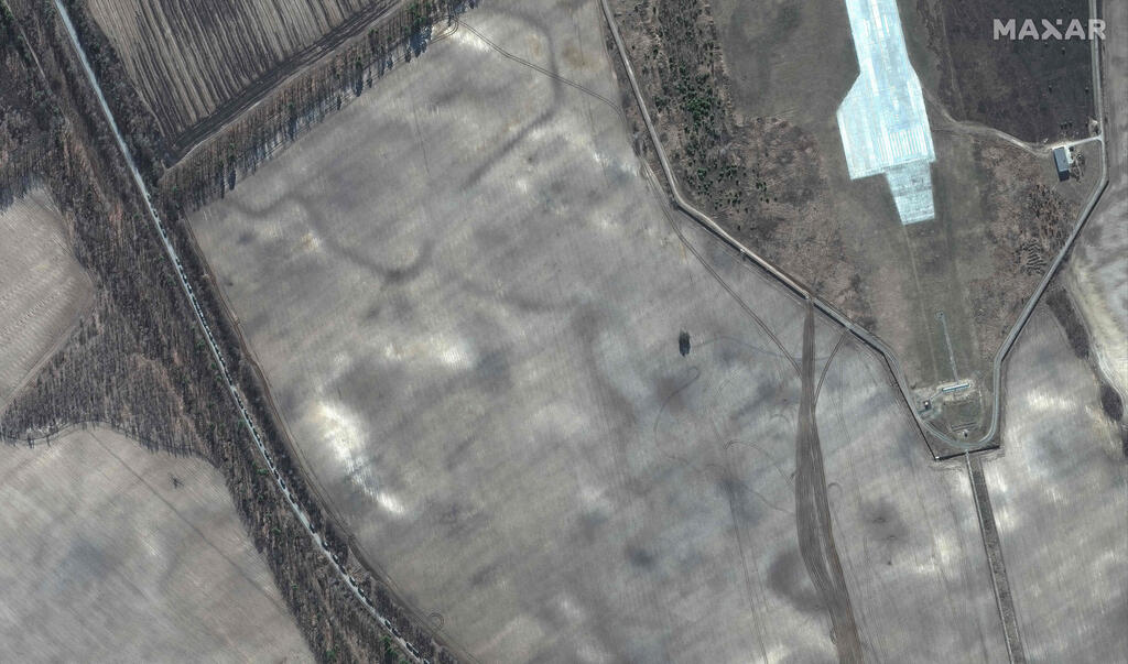 השיירה הרוסית מתקרבת לקייב (צילום: AFP /Satellite image ©2022 Maxar Technologies) תמונות לוויין שמראות שיירה של מאות כלי רכב של צבא רוסיה כולל טנקים שעושה את הדרך לכיוון קייב אוקראינה במרחק של כ-50 ק"מ
