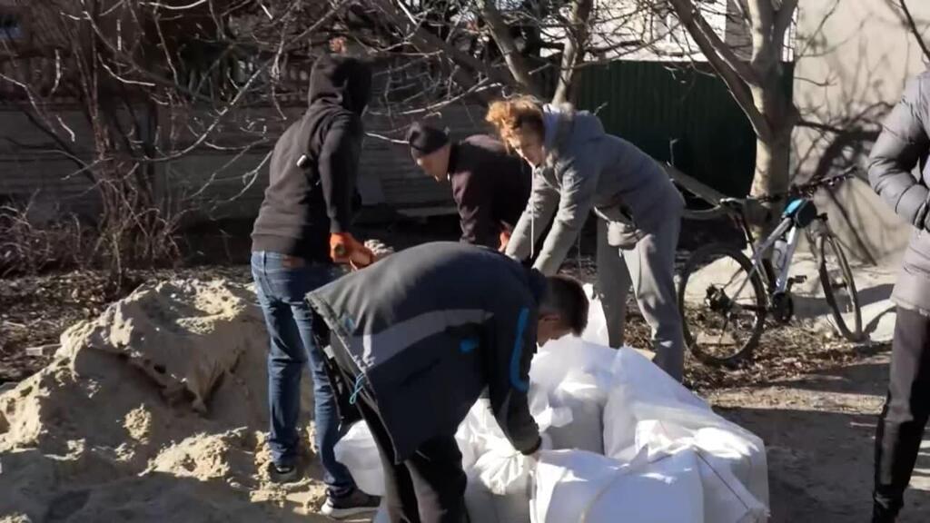 מתכוננים להגעת הרוסים באובולון (צילום: גיל יוחנן ) קייב בזמן המלחמה עם רוסיה