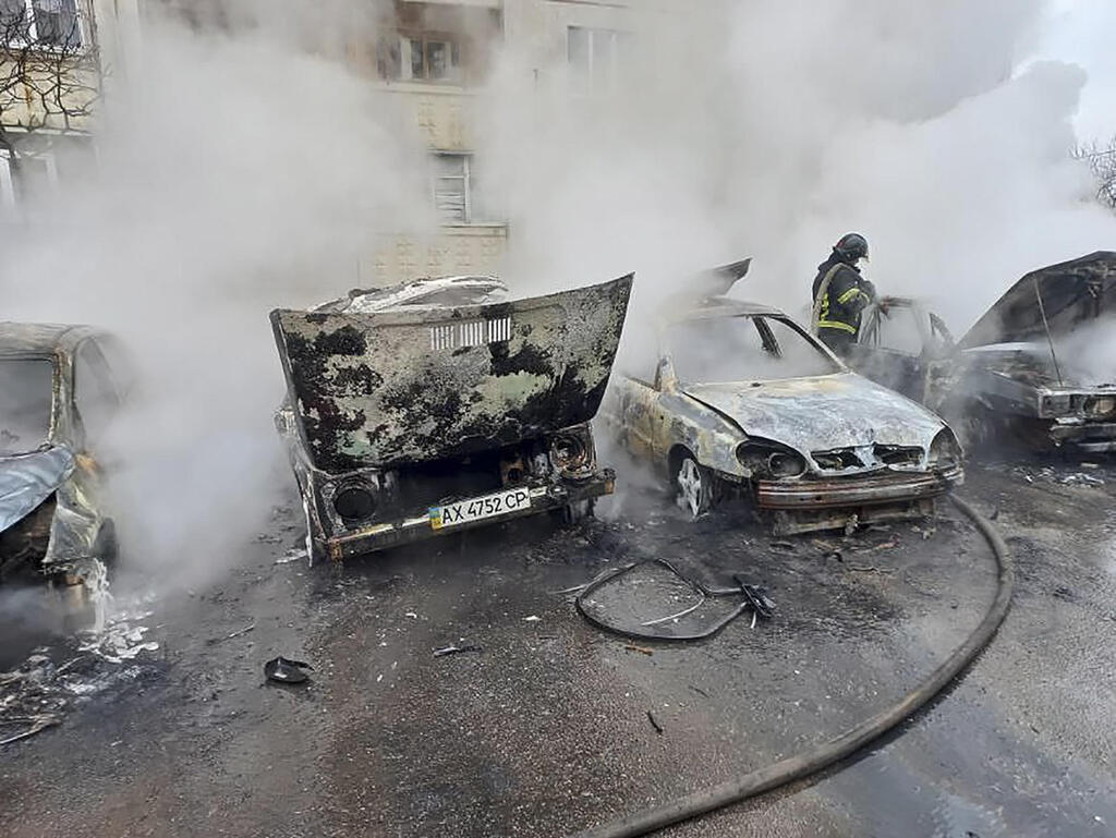 צילום: EPA רכבים שרופים בחרקוב