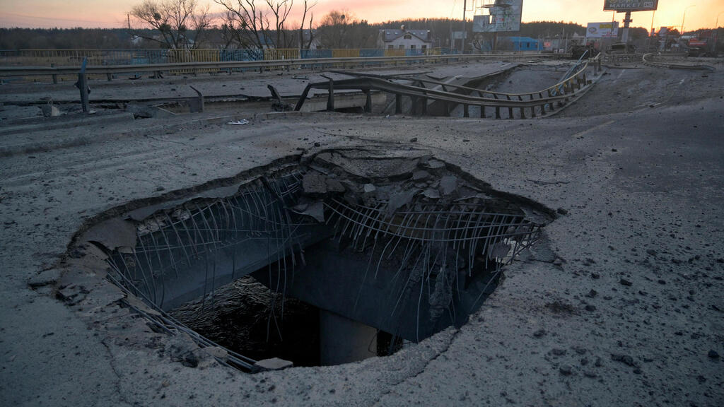 A destroyed bridge near Kyiv (Photo: Reuters) גשר הרוס ליד קייב