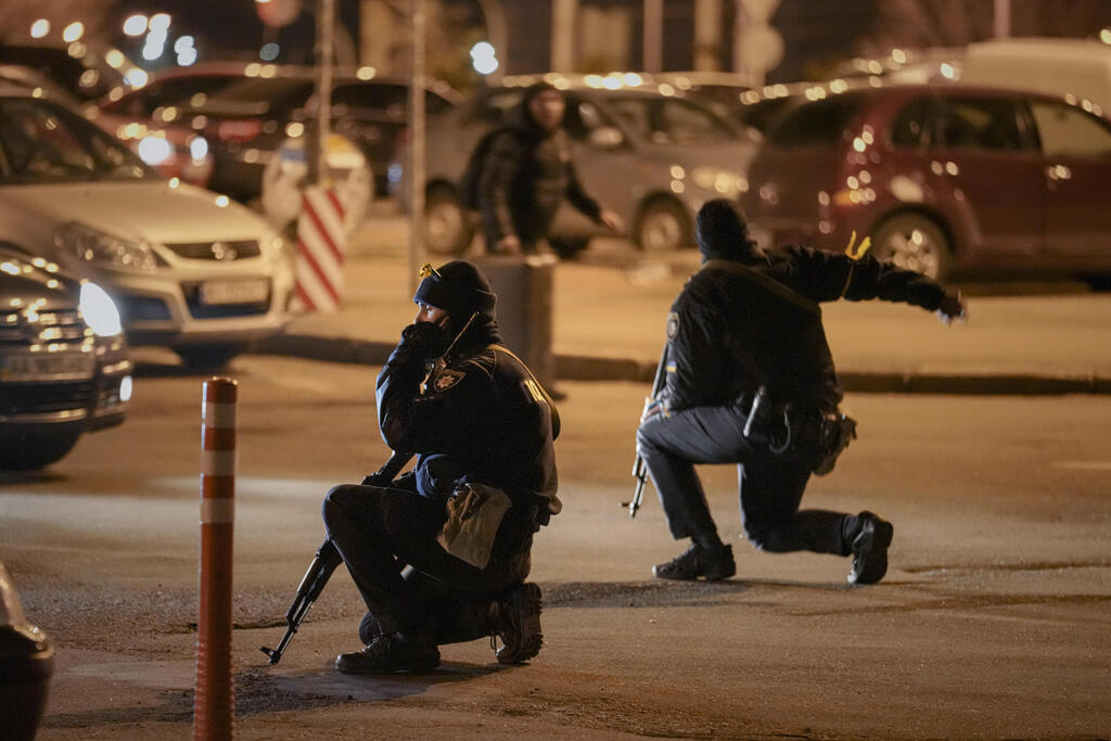 שוטרים מתכופפים בזמן אזעקה שנשמעה בבירה (צילום: AP) שוטרים בזמן אזעקה בקייב