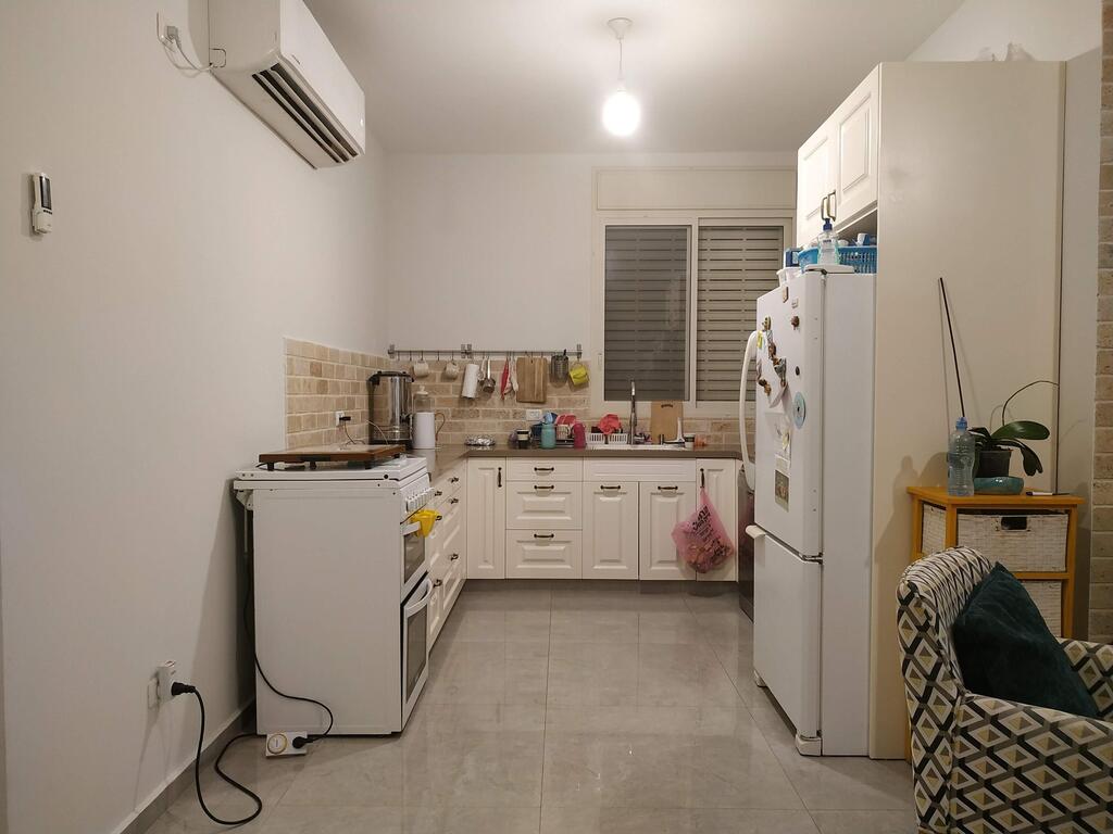 מבט אל המטבח לפני העיצוב המחודש (צילום פרטי) עלי זהב לפני
