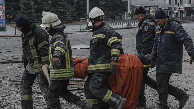 Bodies of the dead removed after Russian bombing of Kharkiv on Tuesday (Photo: AP) כוחות המלה מפנים גופה בבניין הממשל בחרקוב