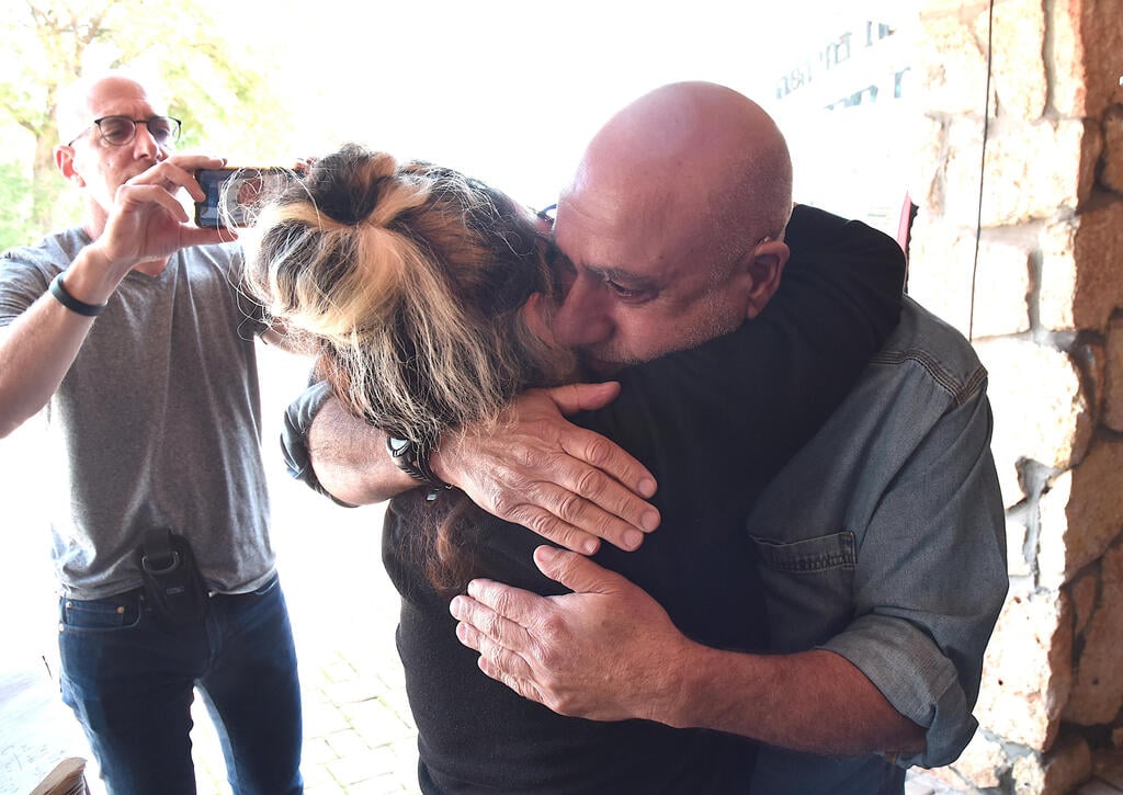 הגיע עם אשתו, בנותיו ונכדיו. שחם נכנס לכלא חרמון, הבוקר (צילום: נחום סגל) ניסו שחם נכנס לכלא חרמון