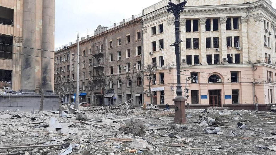 Kharkiv after the Russian bombing (Photo: AFP) אוקראינה חרקוב תוצאות הרס אחרי הפצצה רוסית באזור בניין הממשל