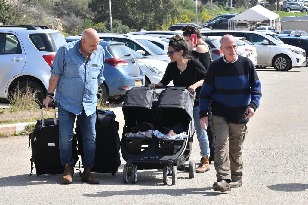 הסופר מאיר שלו גם ליווה אותו לכלא. "הוא חזק" (צילום: נחום סגל) ניסו שחם נכנס לכלא חרמון
