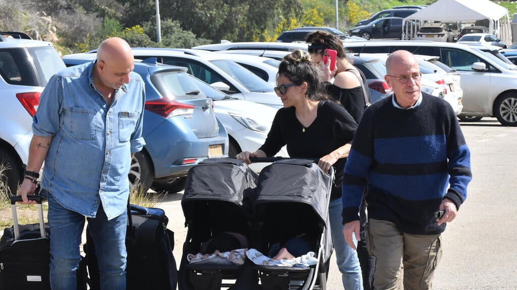 מרץ 2022. מאיר שלו מלווה את ניסו שחם לכלא (צילום: נחום סגל) ניסו שחם נכנס לכלא חרמון