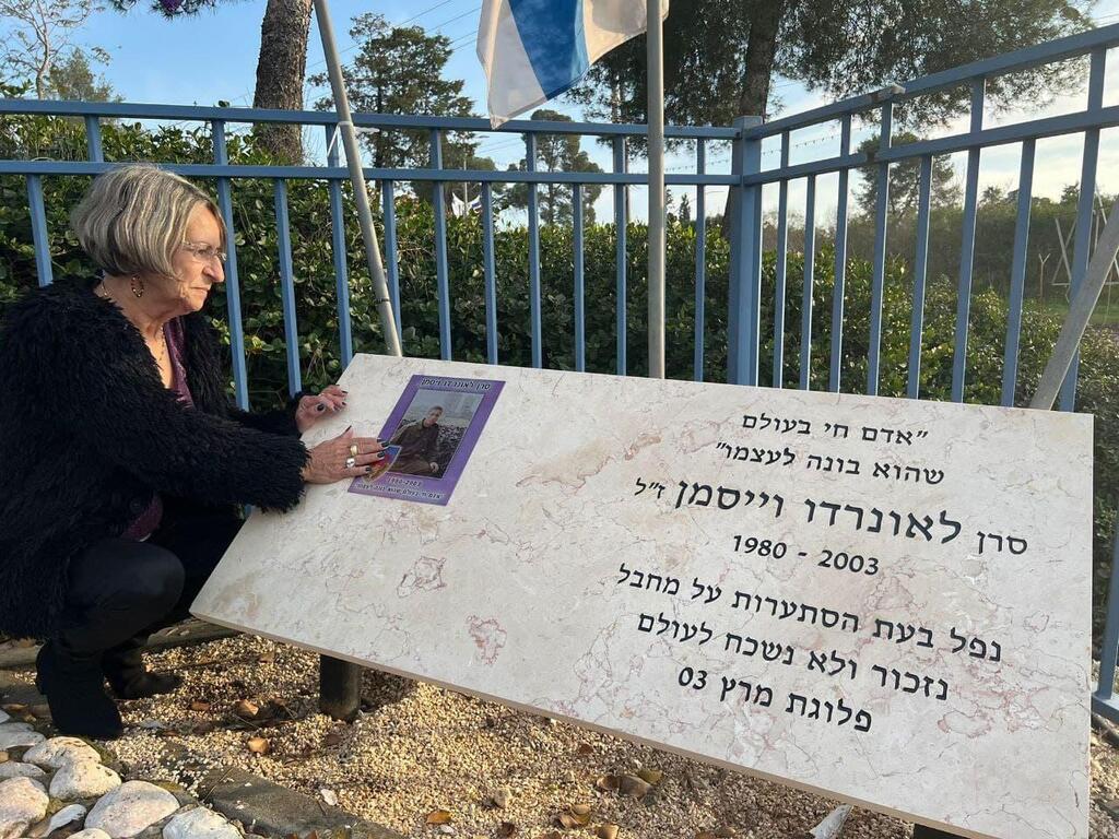 רבקה ויסמן, אימו של לאונרדו ז"ל, ליד האנדרטה החדשה