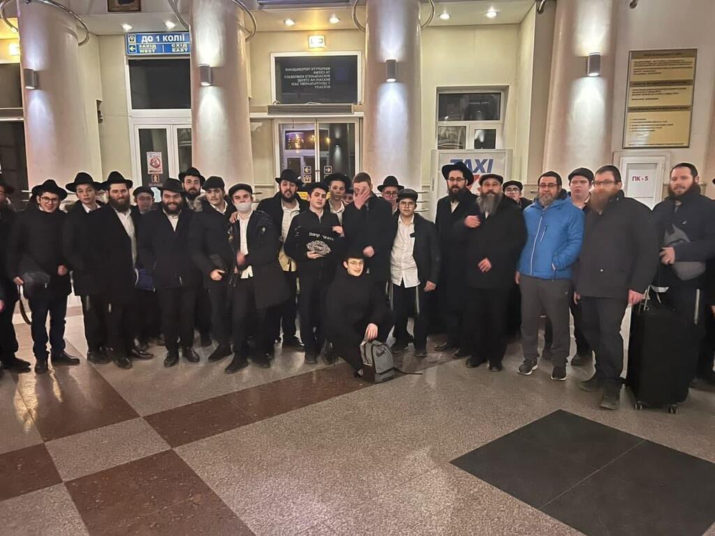 תלמידי הישיבה שחולצו מדניפרו. אולם הלימודים החלופי כבר מוכן עבורם בגרמניה (צילום: הצלה אוקראינה) הקבוצה שחולצה