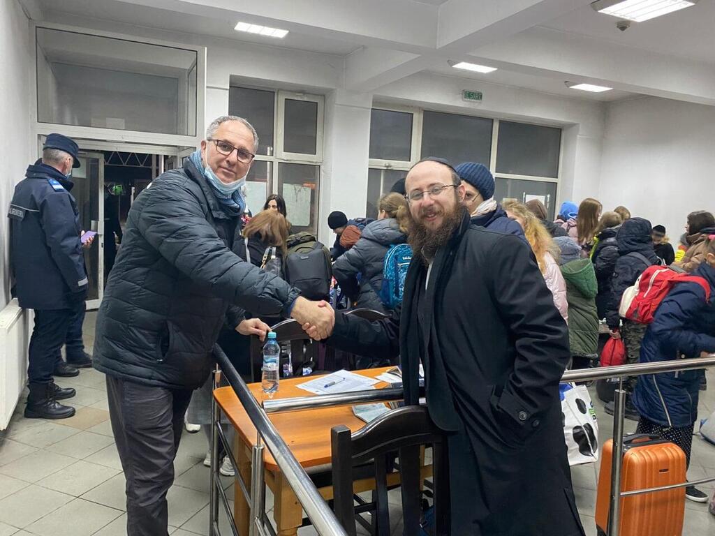Israeli Consul in Bucharest Roni Shabtai, left, welcomes Jewish Ukrainian orphans at the Siret border on Romania (Photo: The Israeli Embassy in Romania) הקונסול רוני שבתאי קיבל את פני הבאים