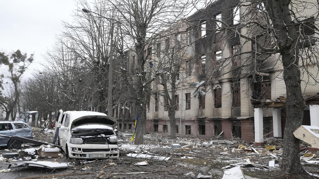 Burned down vehicles near Kyiv (Photo: AP) נזקים מהפצצות ליד אוקראינה