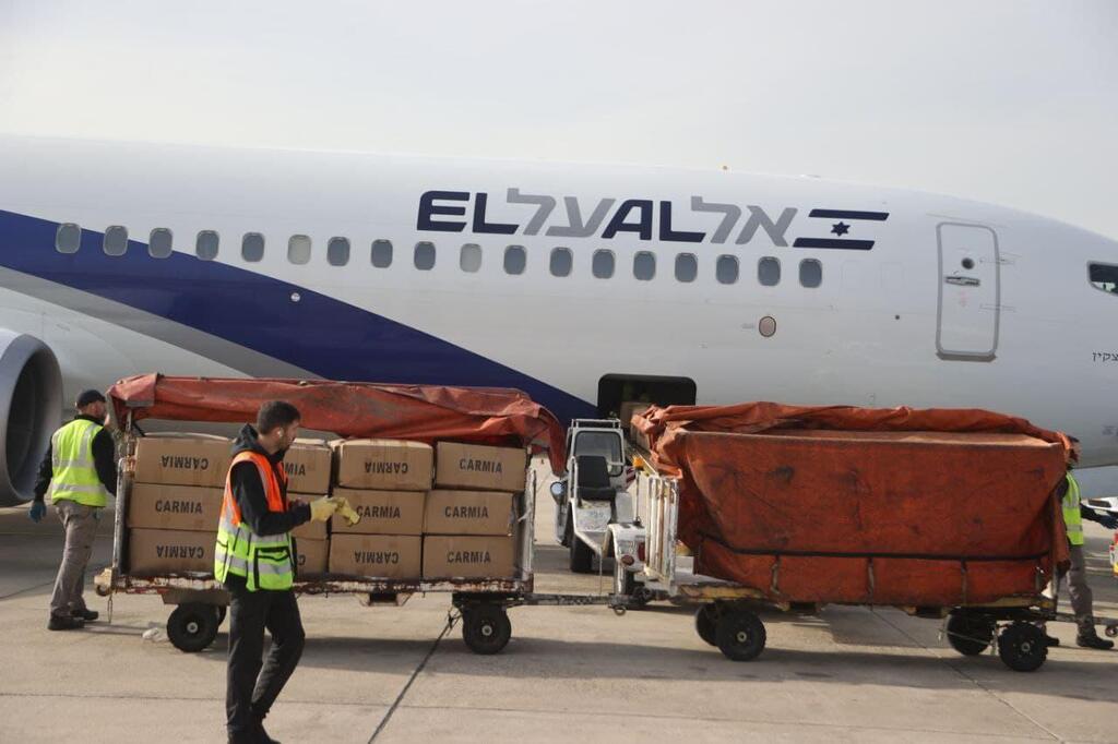 העמסת חבילות הסיוע ההומניטרי לאוקראינה