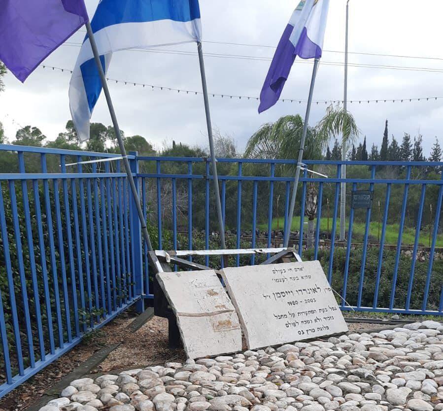 האנדרטה לאחר שנשברה 
