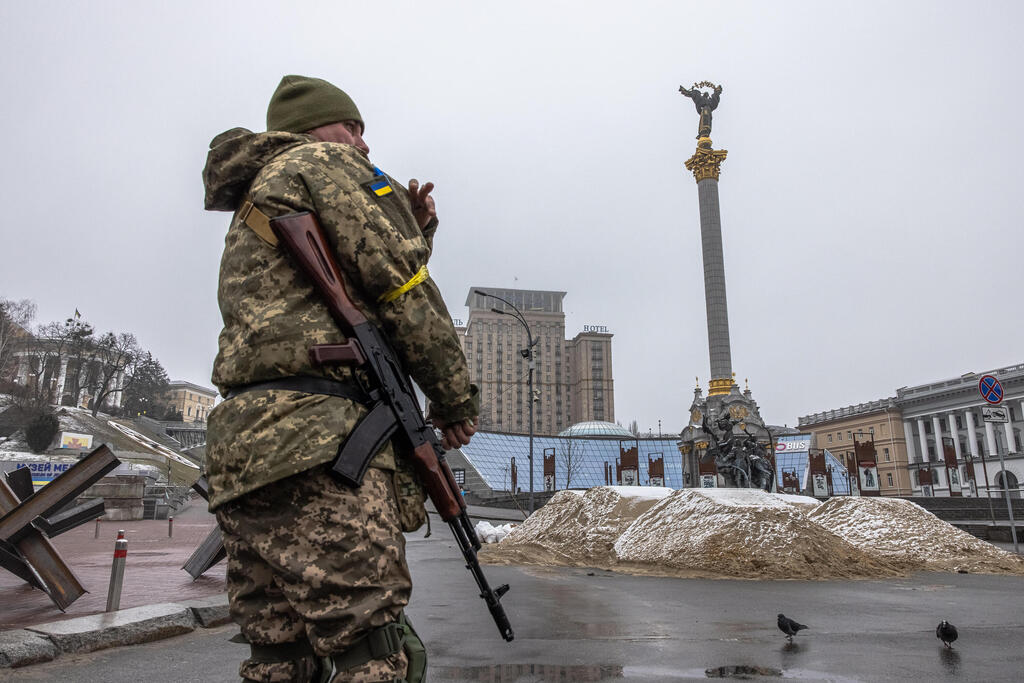 קייב אוקראינה חיילים שומרים ב כיכר העצמאות בעיר