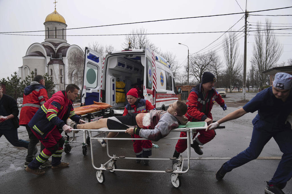 First responders evacuate civilian hurt in Russian shelling, in Mariupol, Ukraine, March 2, 2022 (Photo: AP) פנוי פצוע במריופול
