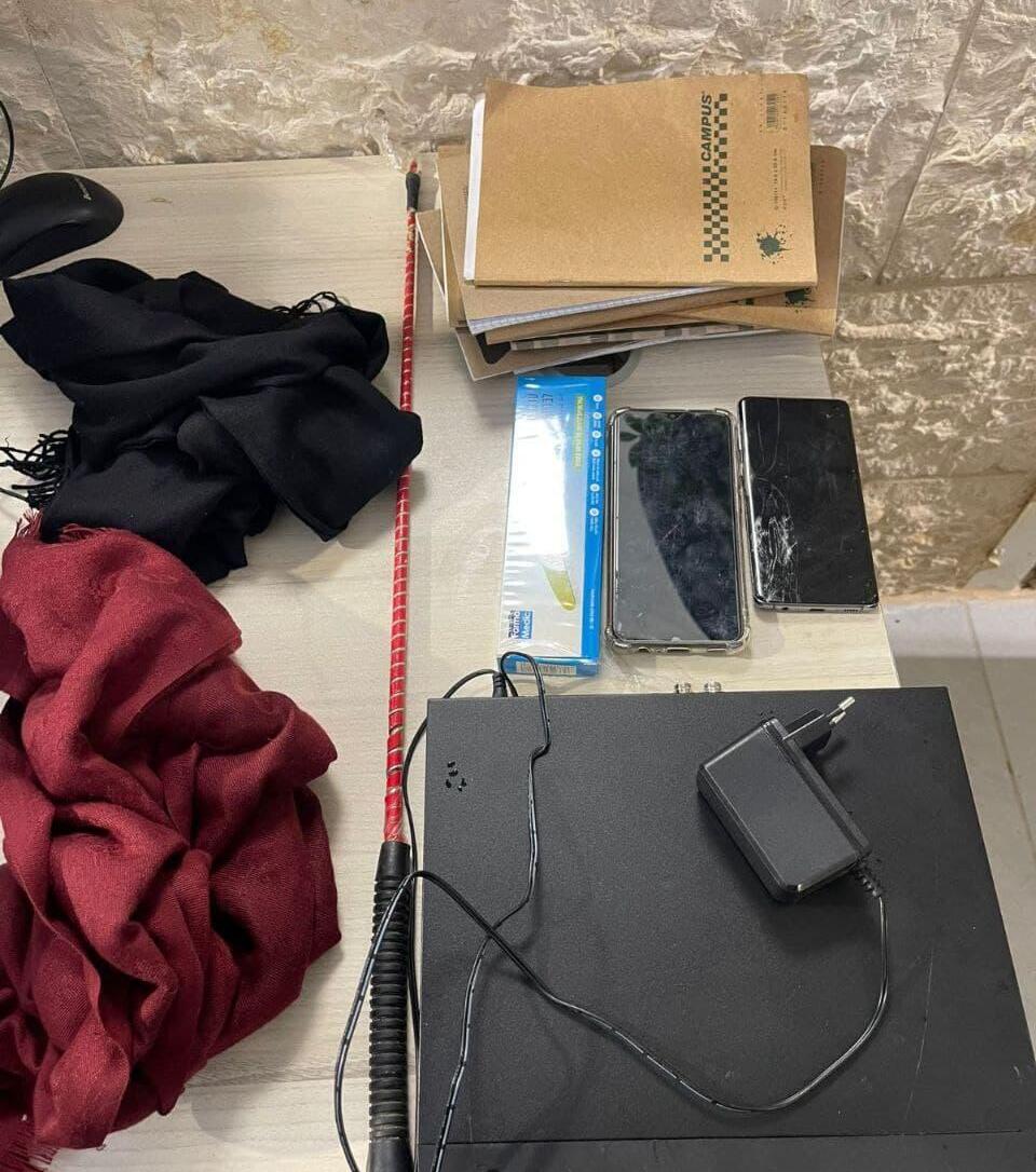 הציוד שנתפס בבית הזוועות: שוט ששימש להצלפה בילדים, צעיף שבאמצעותו כיסו את עיניהם ומחברות שבהן תועדו המעשים (צילום: דוברות המשטרה) הציוד שנתפס