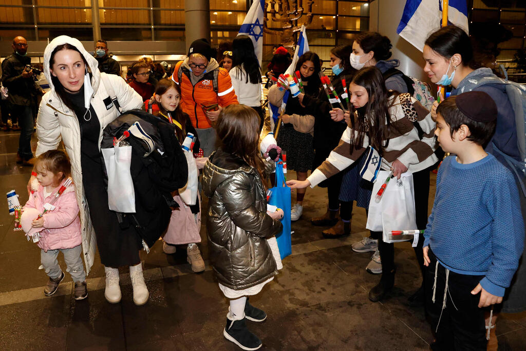 קולטים עולים חדשים מאוקראינה בנתב"ג, בשבוע שעבר (צילום: AFP ) ישראל נמל תעופה עולים לארץ בעקבות מלחמה משבר רוסיה אוקראינה עולים חדשים