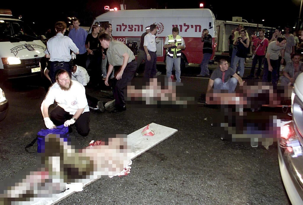 ארכיון 2001, הפיגוע בדולפינריום