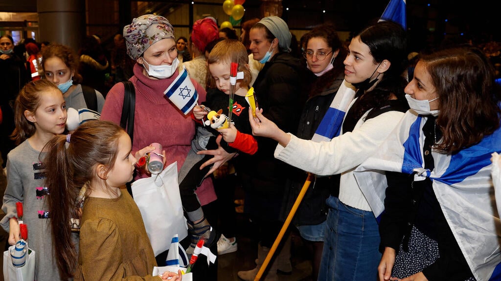 Israelis welcome Ukrainian refugees at Ben Gurion Airport (Photo: AFP) ישראל נמל תעופה עולים לארץ בעקבות מלחמה משבר רוסיה אוקראינה עולים חדשים