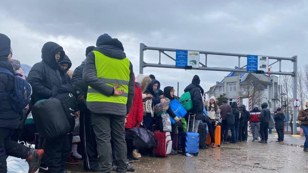 Ukraine refugees near the border with Moldova (Photo: Sivan Hilai) פליטים אוקראיניים בגבול אוקראינה עם מולדובה