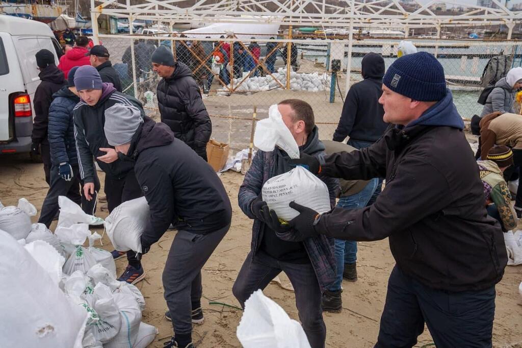 Civilians fill sandbags for protection against Russian invasion, in Odesa, Ukraine (Photo: Reuters) אוקראינים ממלאים שקי חול כדי להגן על אודסה