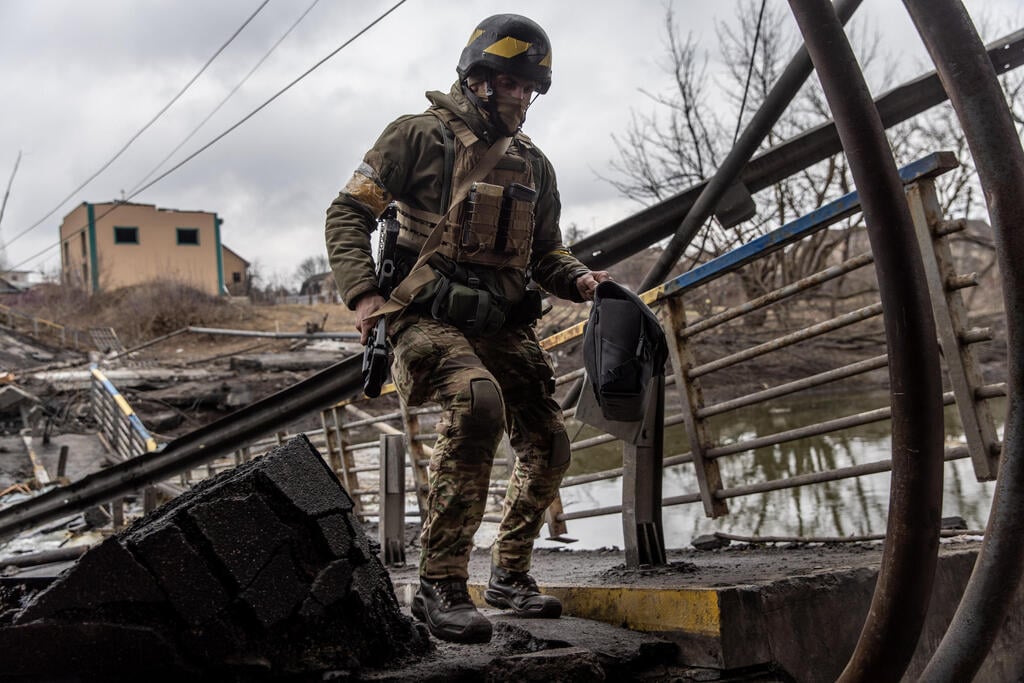 Ukrainian soldiers beside a bridge that collapsed from Russian shelling, in Irpin, Ukraine (Photo: Gettyimages) חיילים אוקראינים ליד גשר שהתמוטט מהפצצות של הכוחות הרוסים באירפין, אוקראינה