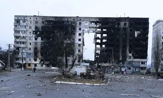 נזקי ההפגזות בבורודיאנקה (צילום: AP) בניינים בבורודיאנקה, אוקראינה לאחר הפצצות על ידי כוחות צבא רוסיה