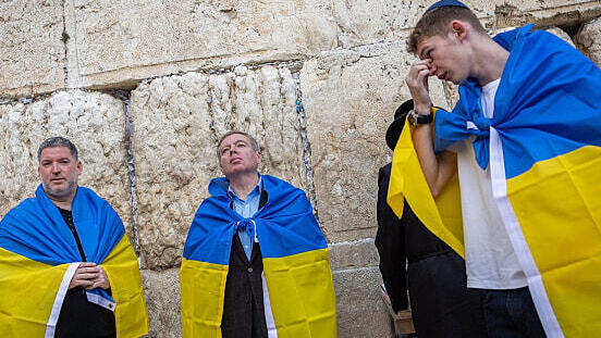 Ukraine's Ambassador to Israel Yevgen Kornichuk and Ari Schwartz at the Western Wall  