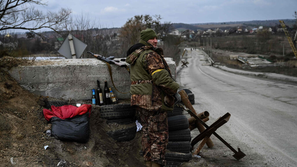 A Ukrainian military checkpoint on the road to Kyiv (Photo: AFP) מחסום של צבא אוקראינה באזור סטויאנקה המקשר לאזור קייב מלחמה רוסיה