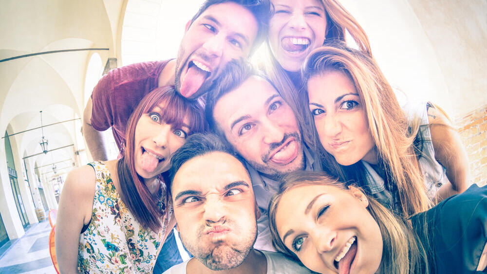 הרשת החברתית כאלבום תמונות משפחתי (צילום: Shutterstock) לשון בחוץ
