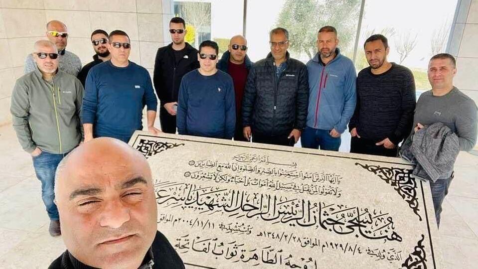 המורים והמנהל מבית הספר בצפון ליד קבר ערפאת מנהל ומורים מבית הספר המקיף כעביה טבאש חגארה ביקרו בקברו של יאסר ערפאת