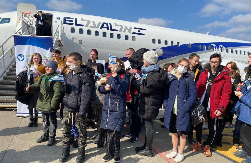 Ukrainian refugees arrive at Israel's Ben Gurion airport (Photo: Sivan Hilaie) הילדים שעלו על הטיסה