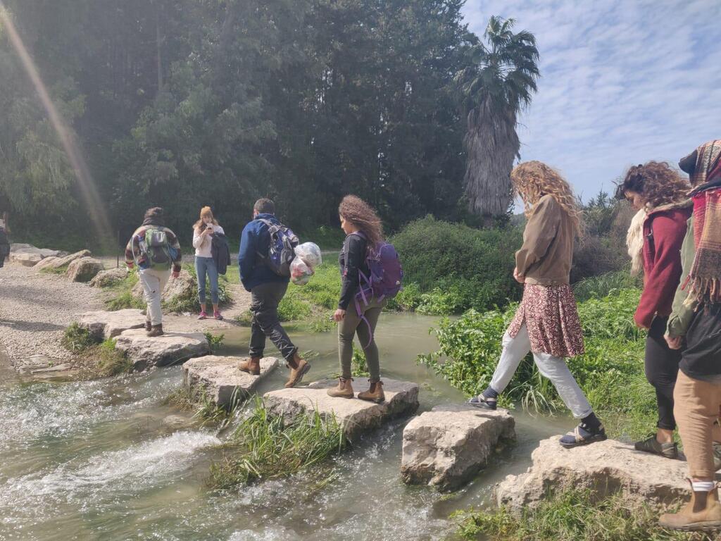 הסטודנטים בחוג לגיאוגרפיה וסביבה בסיור לימודי בעמק השלום 