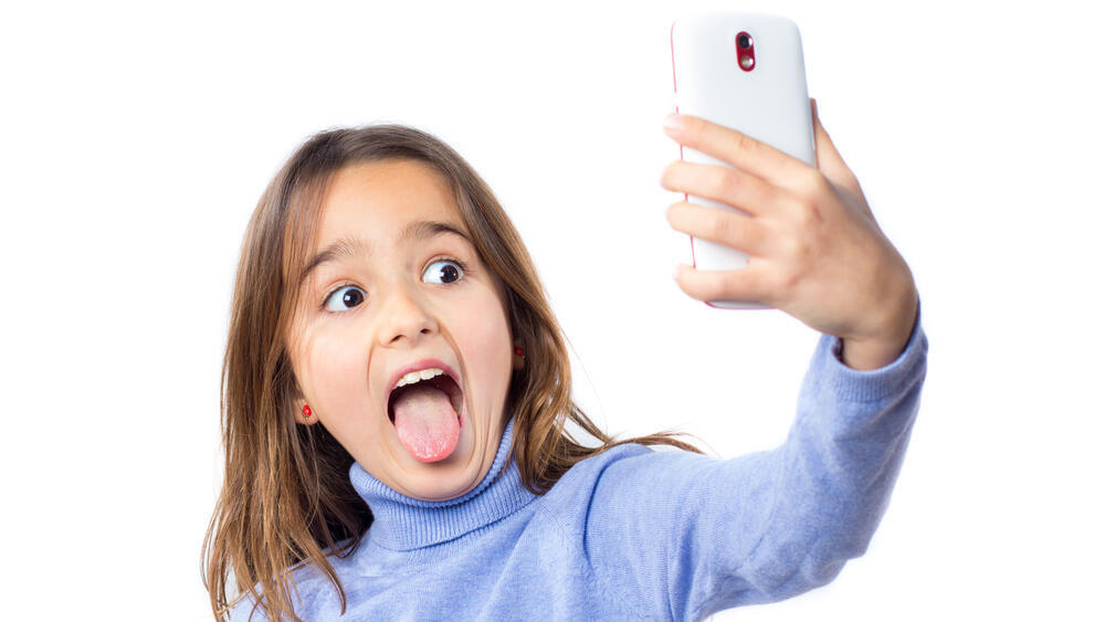נקודה נוספת היא הדוגמה האישית (צילום: Shutterstock) לשון בחוץ