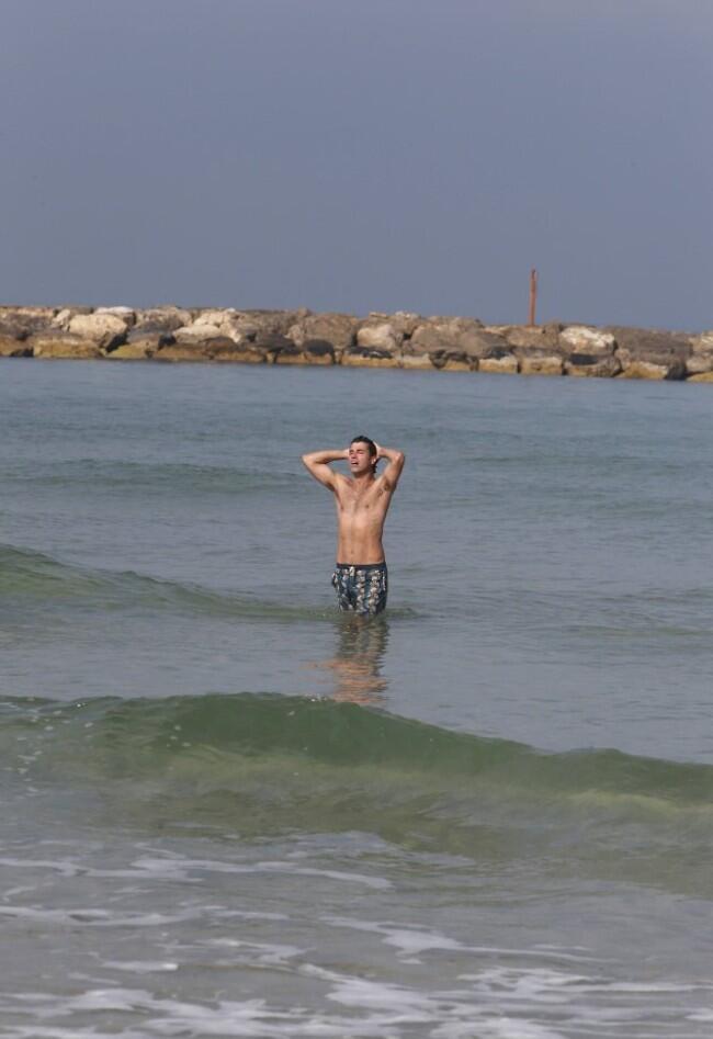 מתרענן במים הקרים. טל מוסרי
