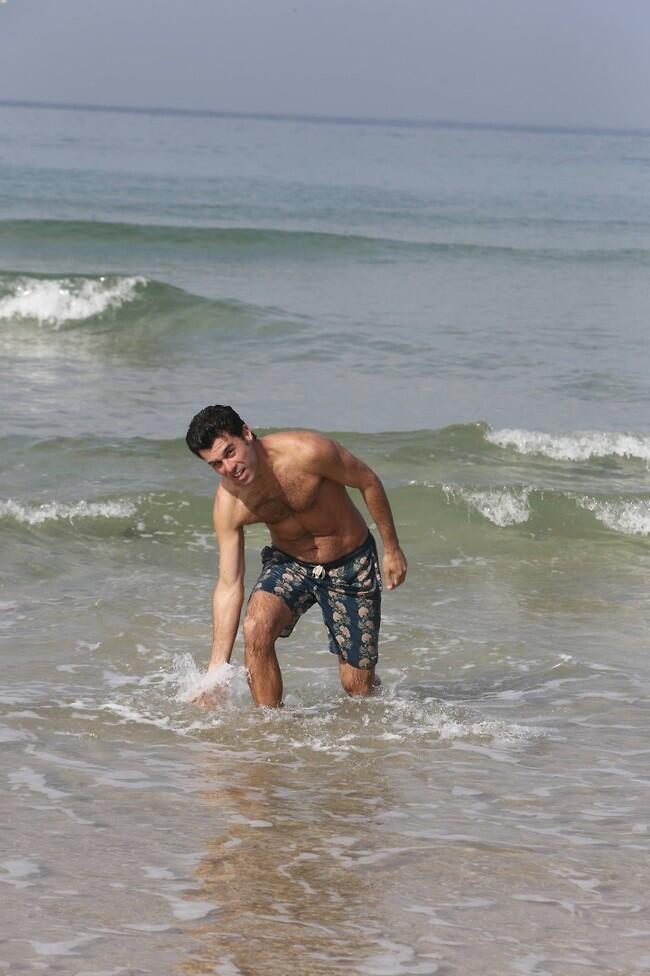 קשה לו להיפרד מהים