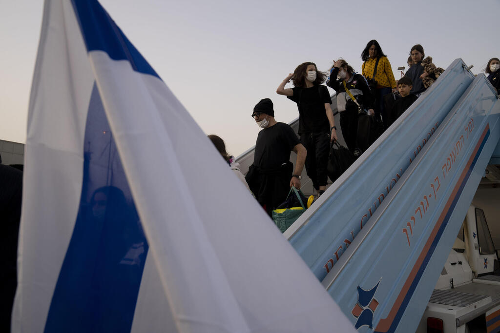 עולים אוקראינים יורדים מ ה מטוס  בנמל התעופה נתבג בן גוריון עליה יהדות ה תפוצות משבר מלחמה אוקראינה רוסיה 