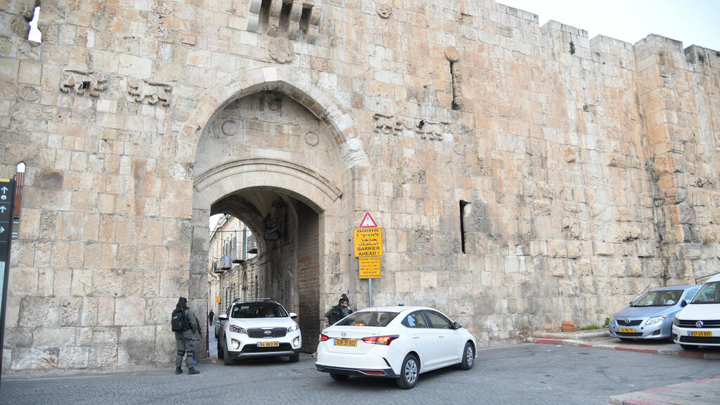 רשת אינרנט פלסטינית בקרוב בעיר העתיקה (צילום: יואב דודקביץ') זירת פיגוע הדקירה בירושלים